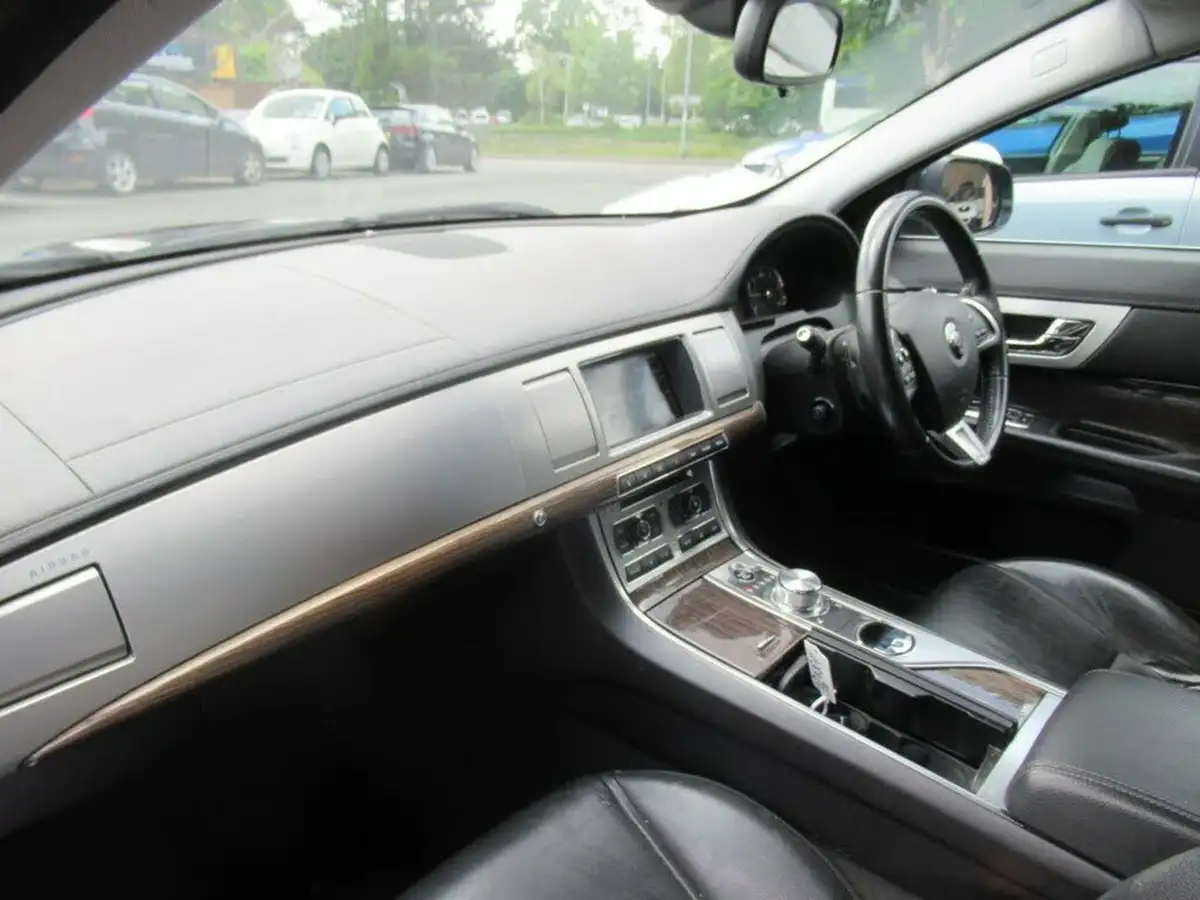 2015-jaguar-xf-22td-luxury-200ps-sportbrake-5d-big-9