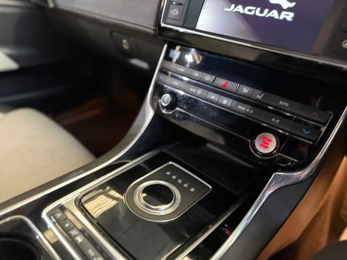 2016-jaguar-xe-20d-r-sport-180ps-auto-big-44