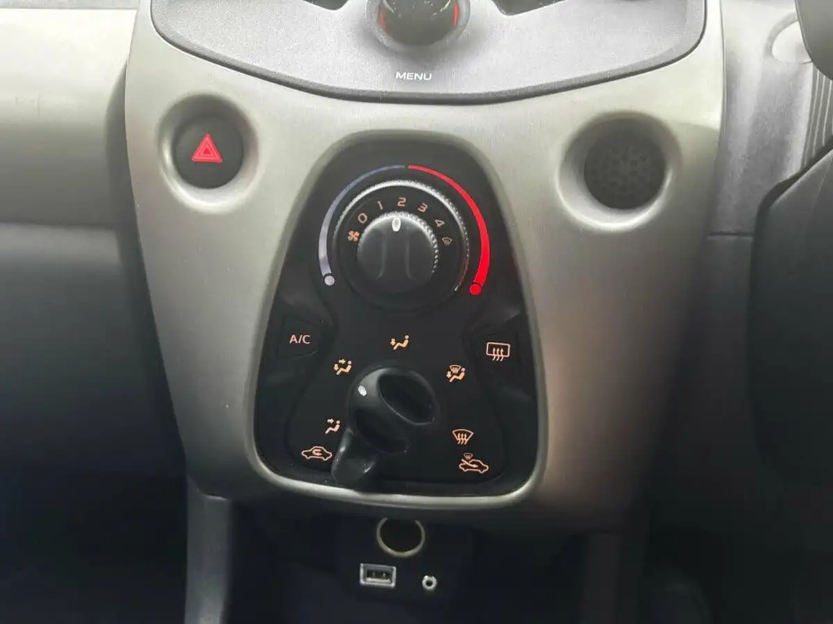 2018-toyota-aygo-10-vvt-i-x-play-71bhp-5d-big-16
