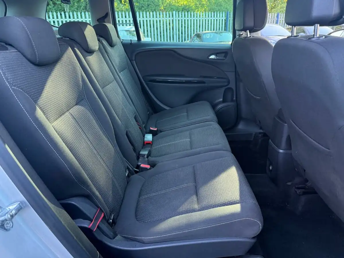 2012-vauxhall-zafira-tourer-20cdti-sri-big-26