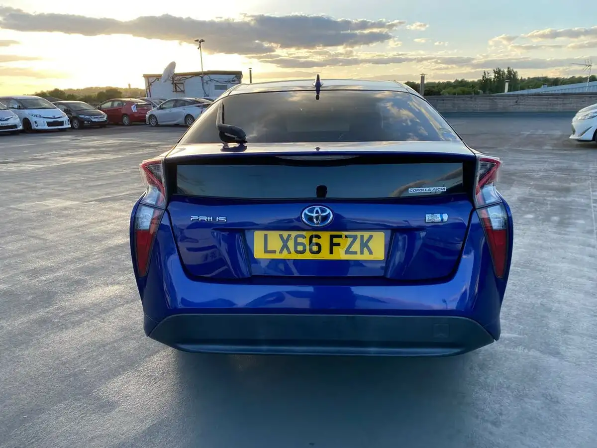 2016-toyota-prius-big-18