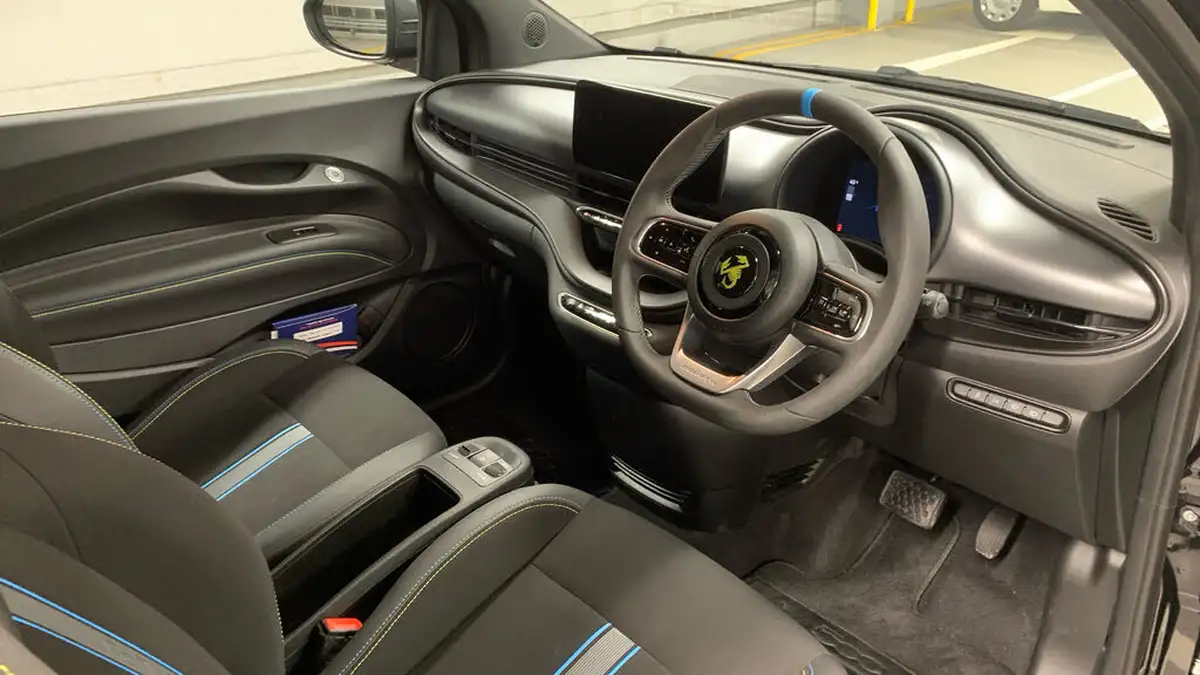 2024-abarth-500-e-500e-big-10