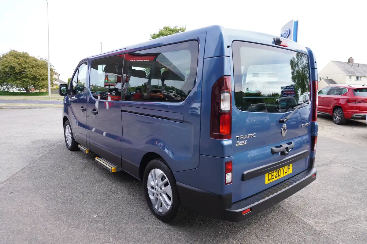 2020-renault-trafic-passenger-20dci-ll30-170-sport-nav-big-17