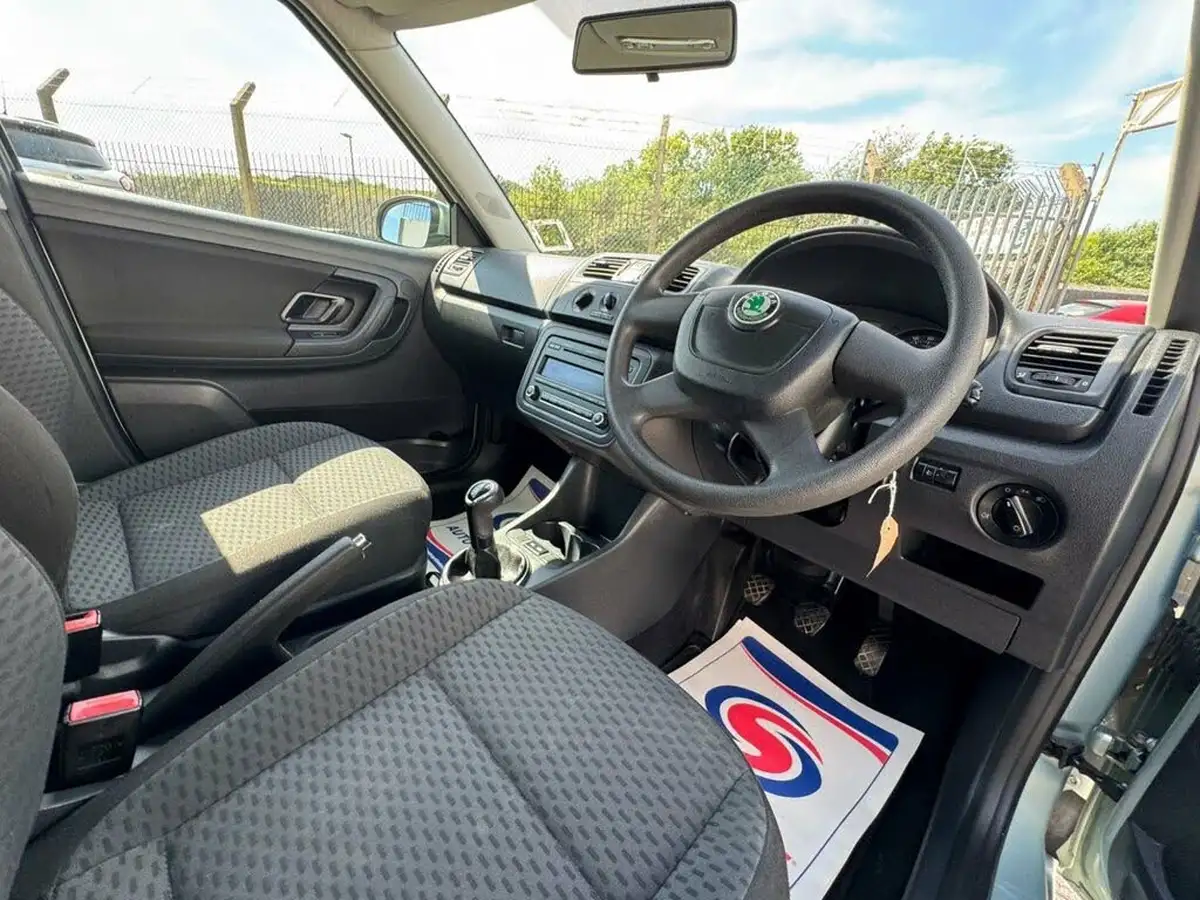 2011-skoda-fabia-12-se-plus-12v-70bhp-plus-hatchback-1198cc-big-25