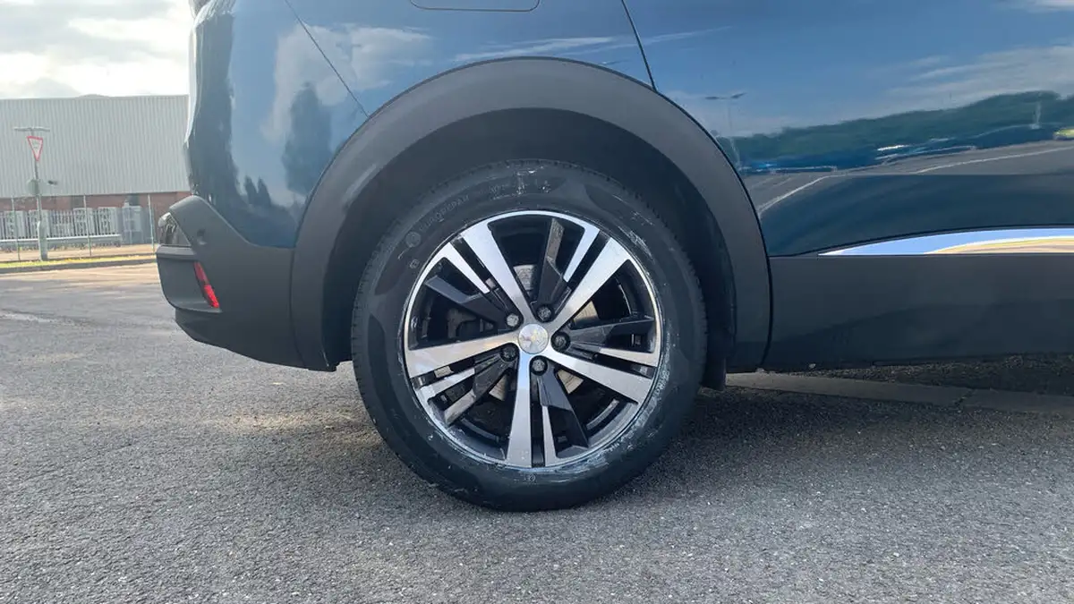 2022-peugeot-3008-suv-12-puretech-allure-premium-eat8-big-15
