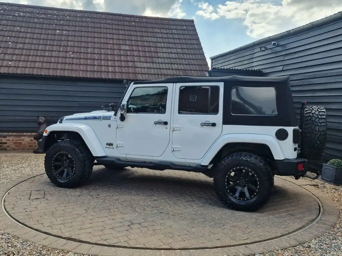 2014-jeep-wrangler-28crd-overland-unlimited-5d-big-23