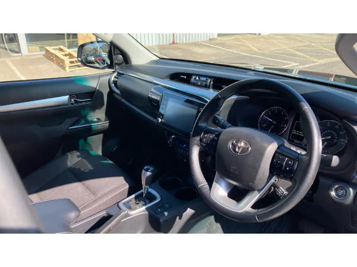 2023-toyota-hi-lux-28d-4d-invincible-2754cc-auto-big-10