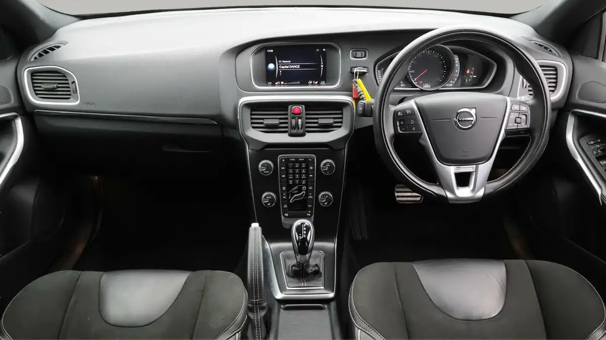 2018-volvo-v40-15-t2-r-design-nav-plus-big-12