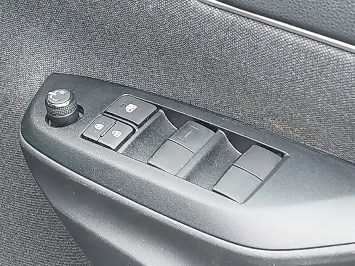 2022-toyota-yaris-15-vvt-i-design-panoramic-roof-big-12