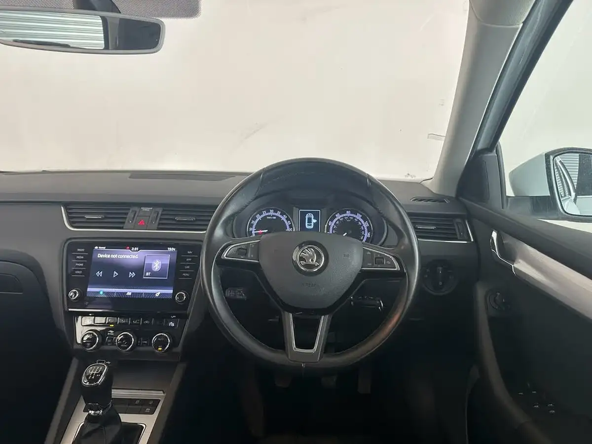 2019-skoda-octavia-16tdi-se-technology-estate-big-8