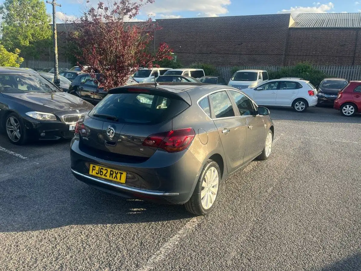 2013-vauxhall-astra-16-se-hatchback-big-9