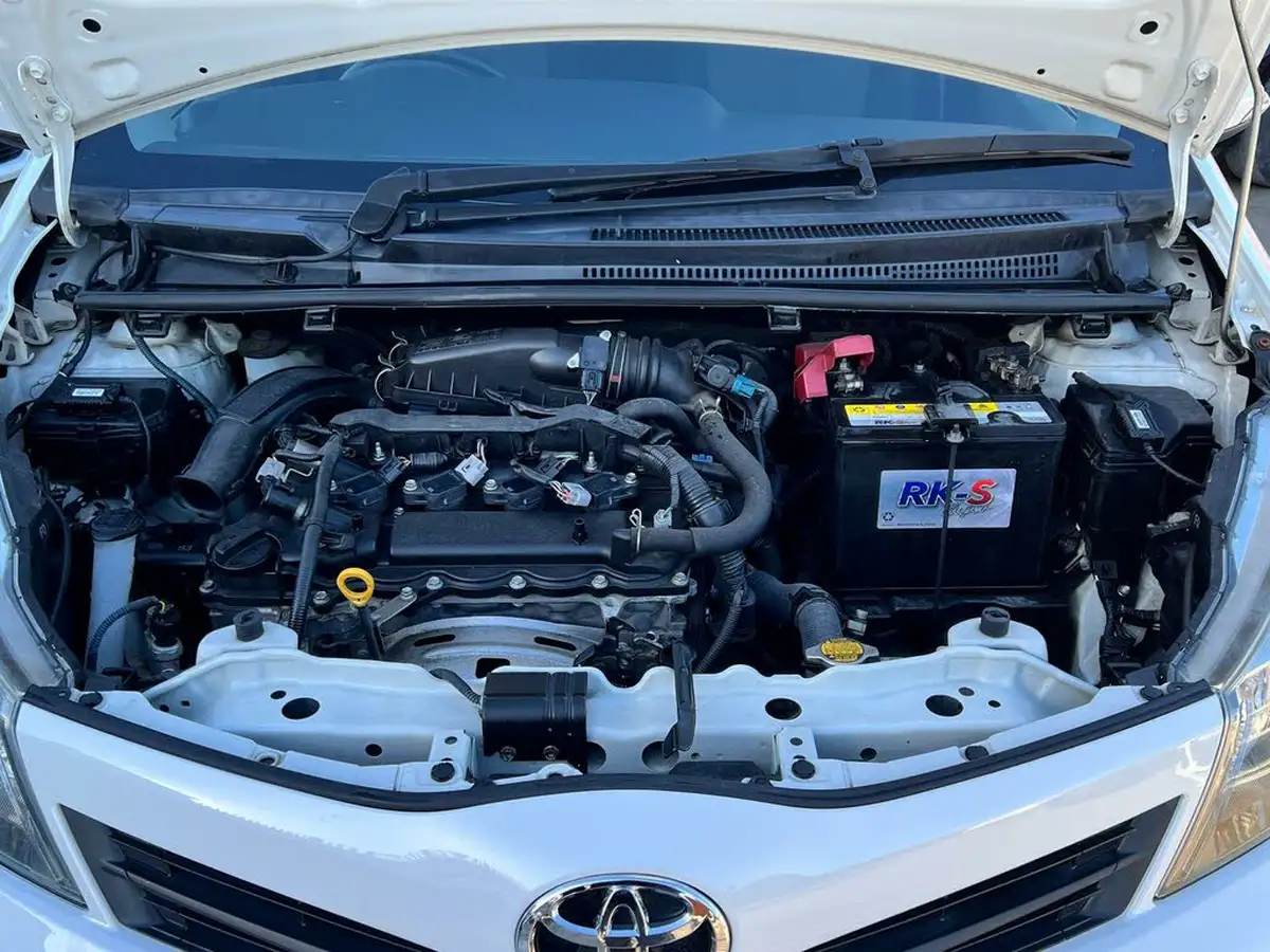 2013-toyota-yaris-big-23