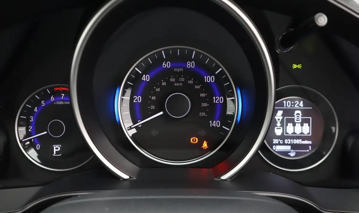2019-honda-jazz-13-i-vtec-se-cvt-big-9
