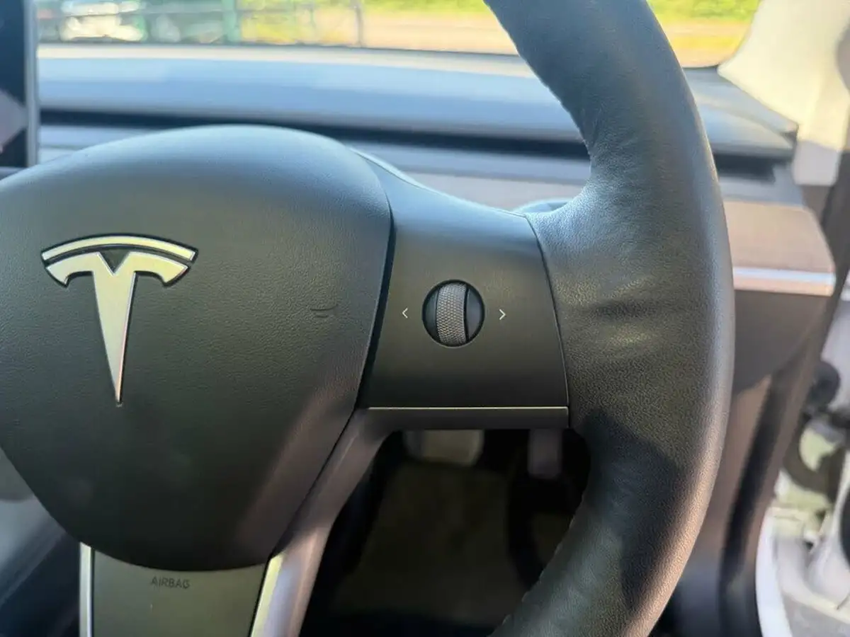 2022-tesla-model-3-e-long-range-big-38