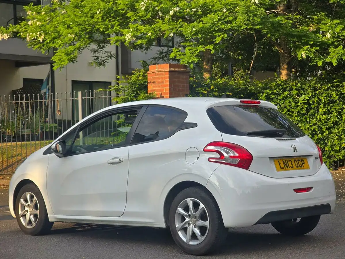 2013-peugeot-208-12-active-3d-big-40