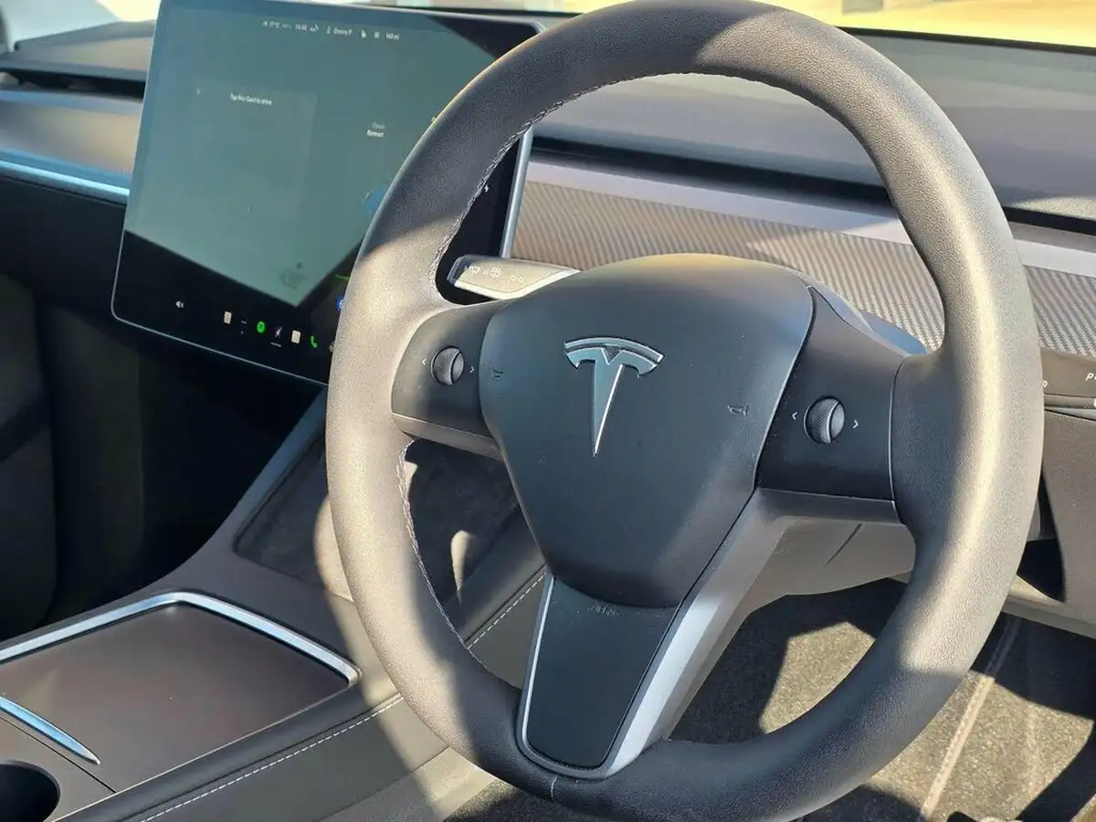 2022-tesla-model-y-e-long-range-big-18