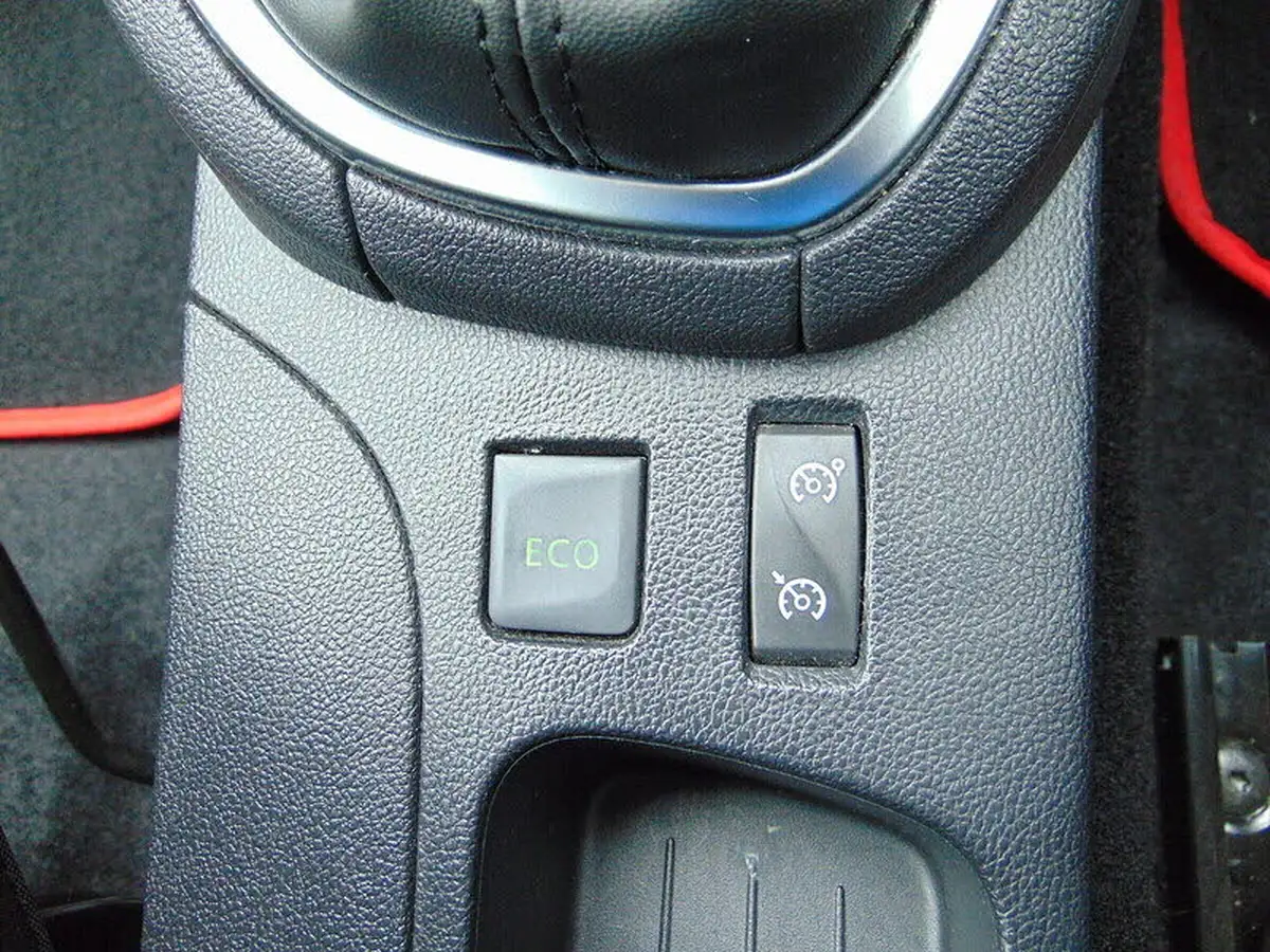 2016-renault-clio-09-tce-dynamique-s-nav-big-33
