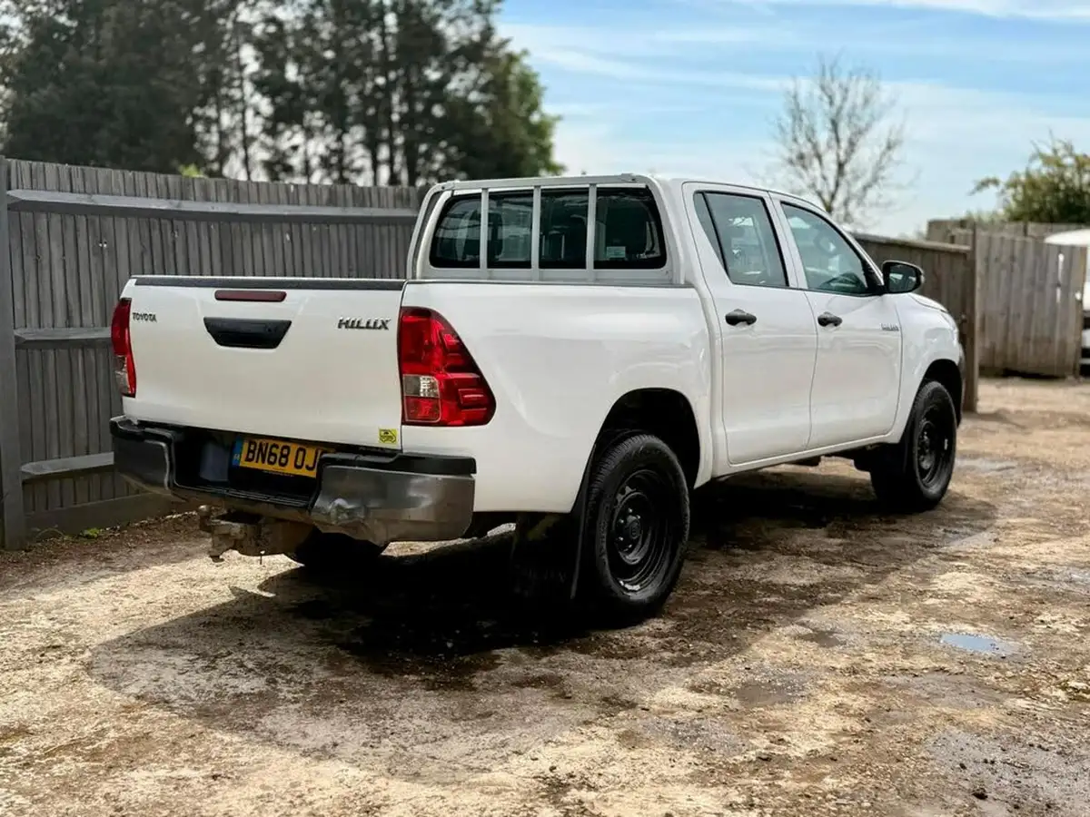 2018-toyota-hi-lux-24d-4d-active-150hpeu6-32t-double-pick-up-big-9