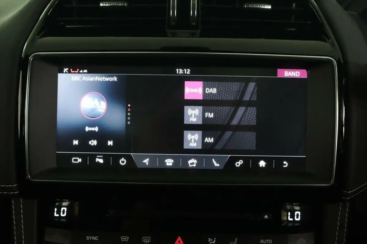 2020-jaguar-f-pace-20-i4d-chequered-flag-240ps-big-39