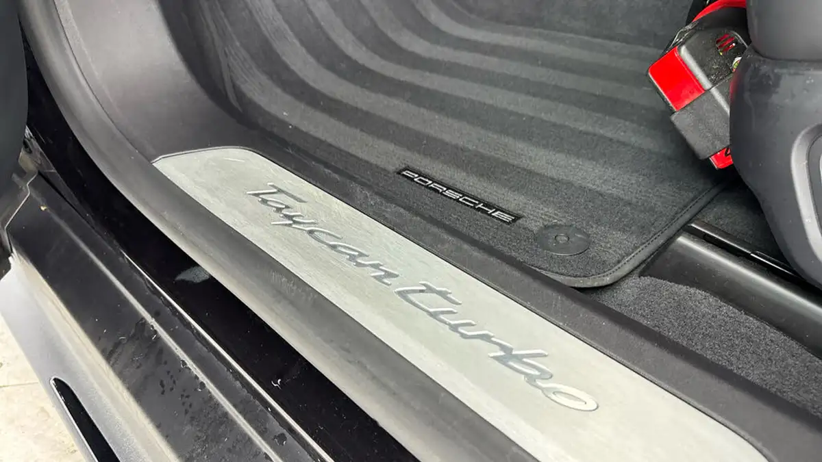 2020-porsche-taycan-e-turbo-big-31