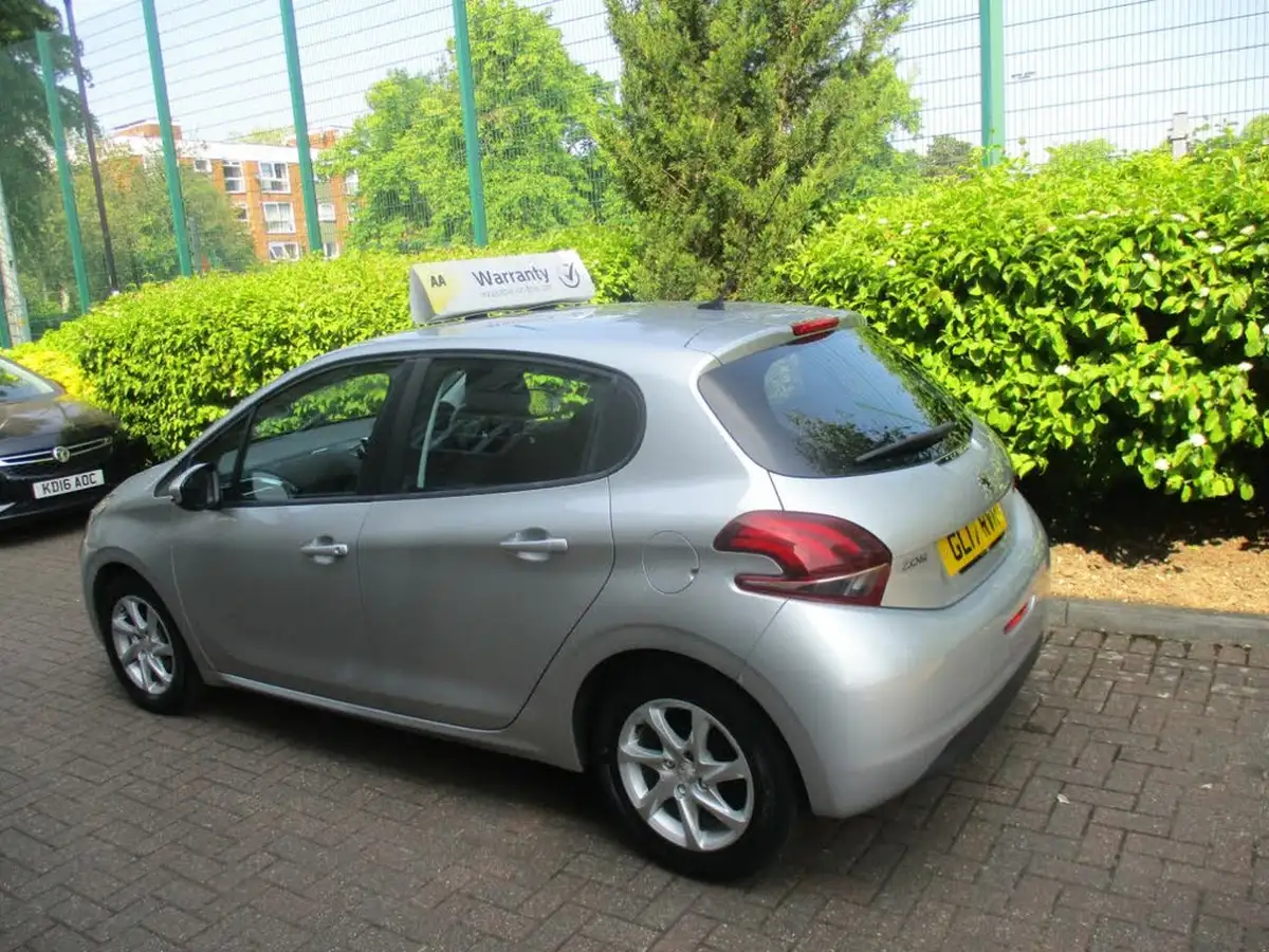 2017-peugeot-208-12-puretech-active-82bhp-5d-big-9