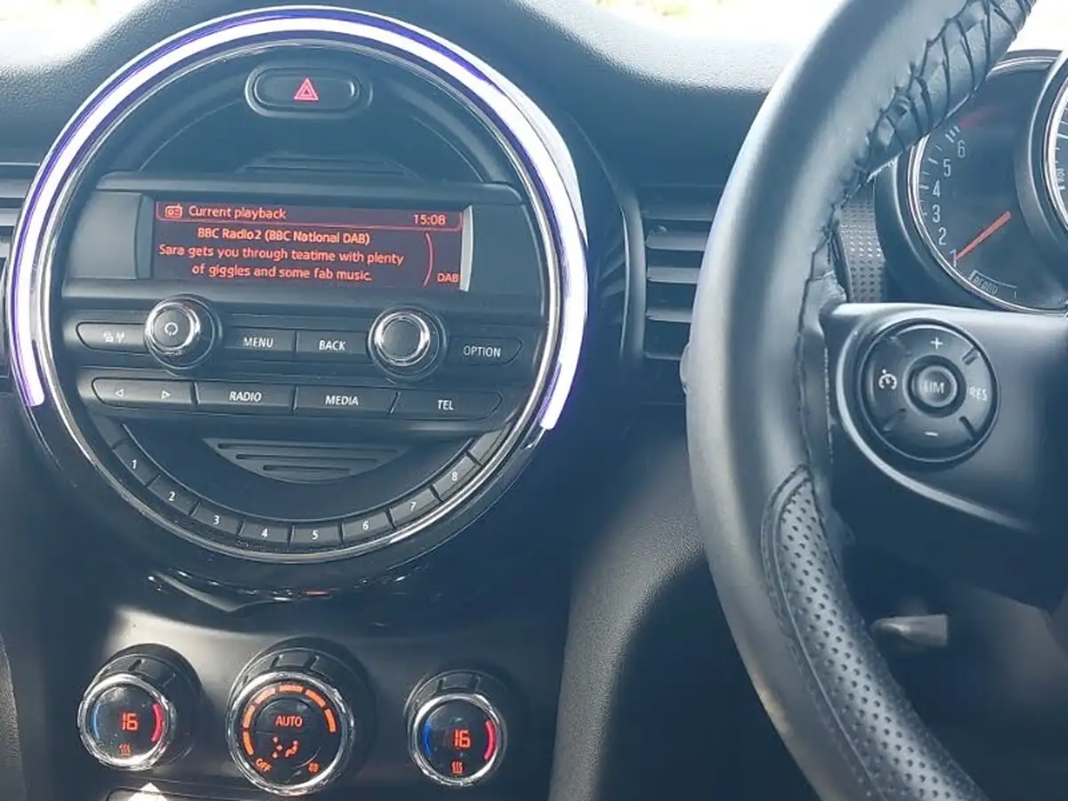 2014-mini-cooper-15-cooper-5d-big-9