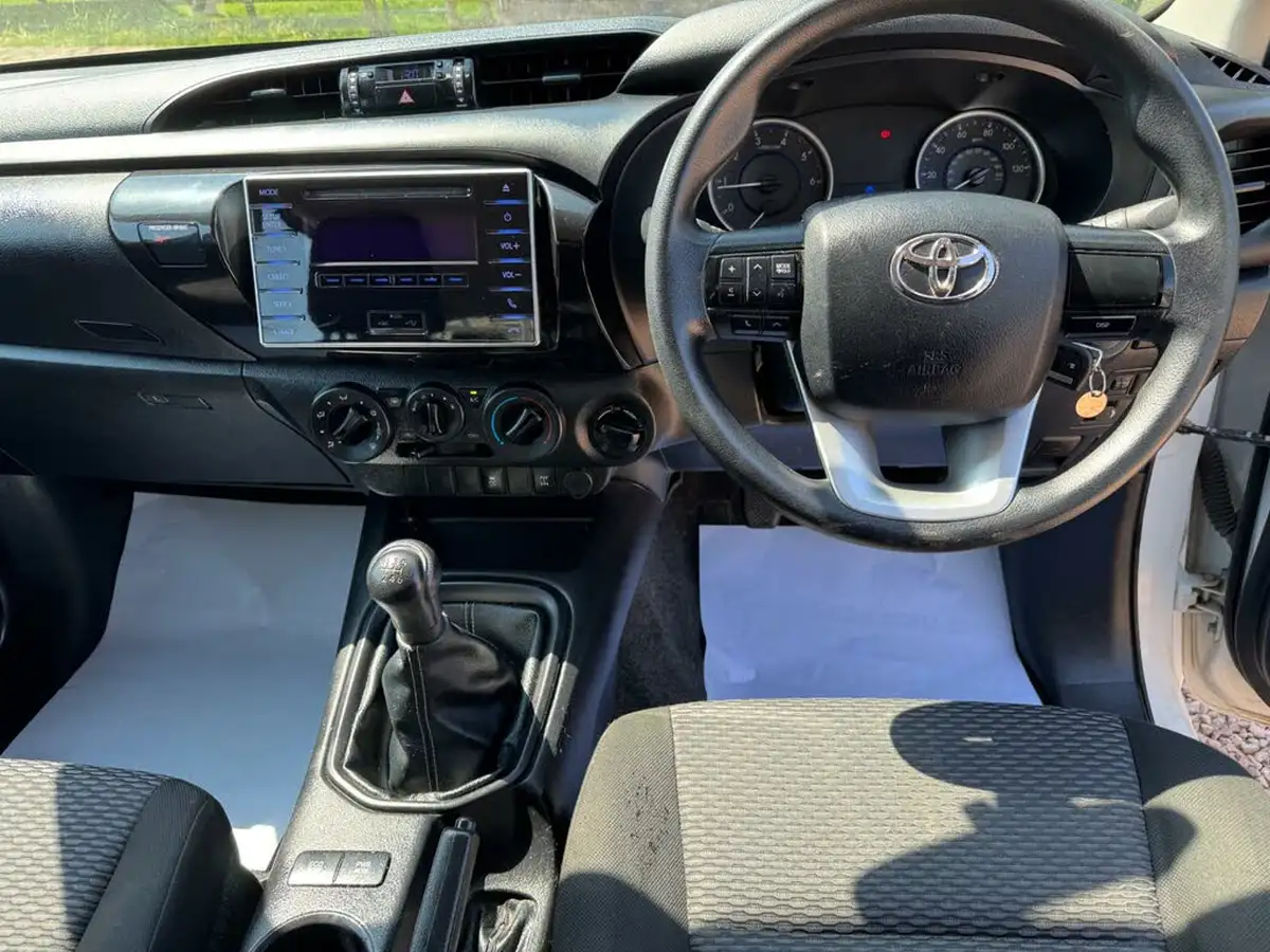2019-toyota-hi-lux-24d-4d-active-150hpeu6dt-e-32t-double-pick-up-big-12