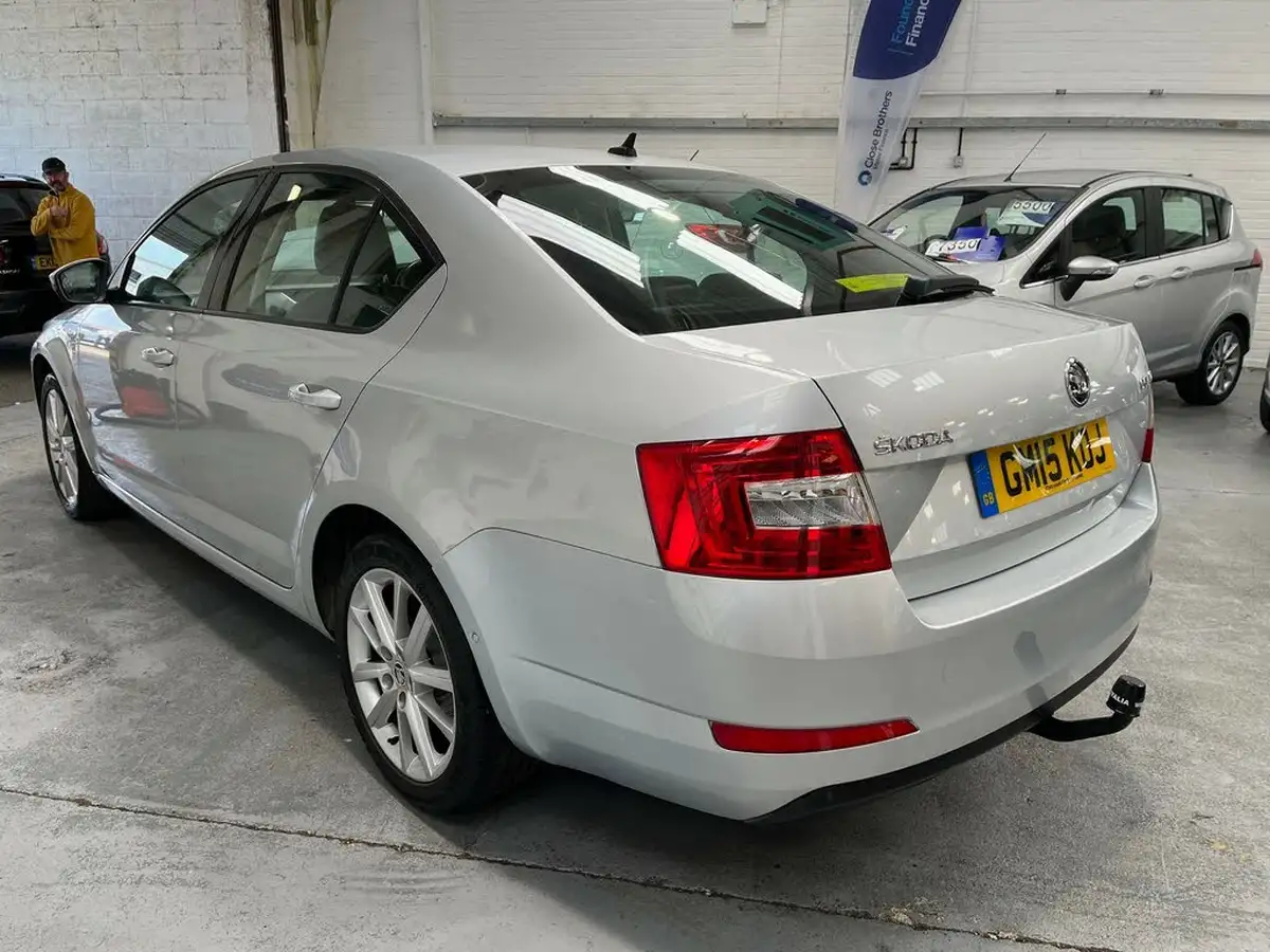 2015-skoda-octavia-20tdi-elegance-hatchback-big-4