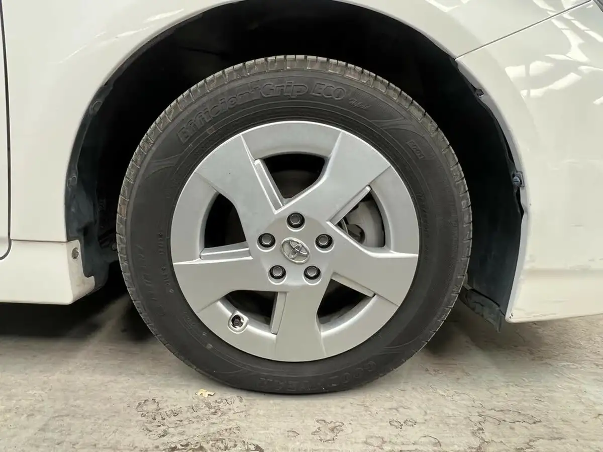2011-toyota-prius-big-3