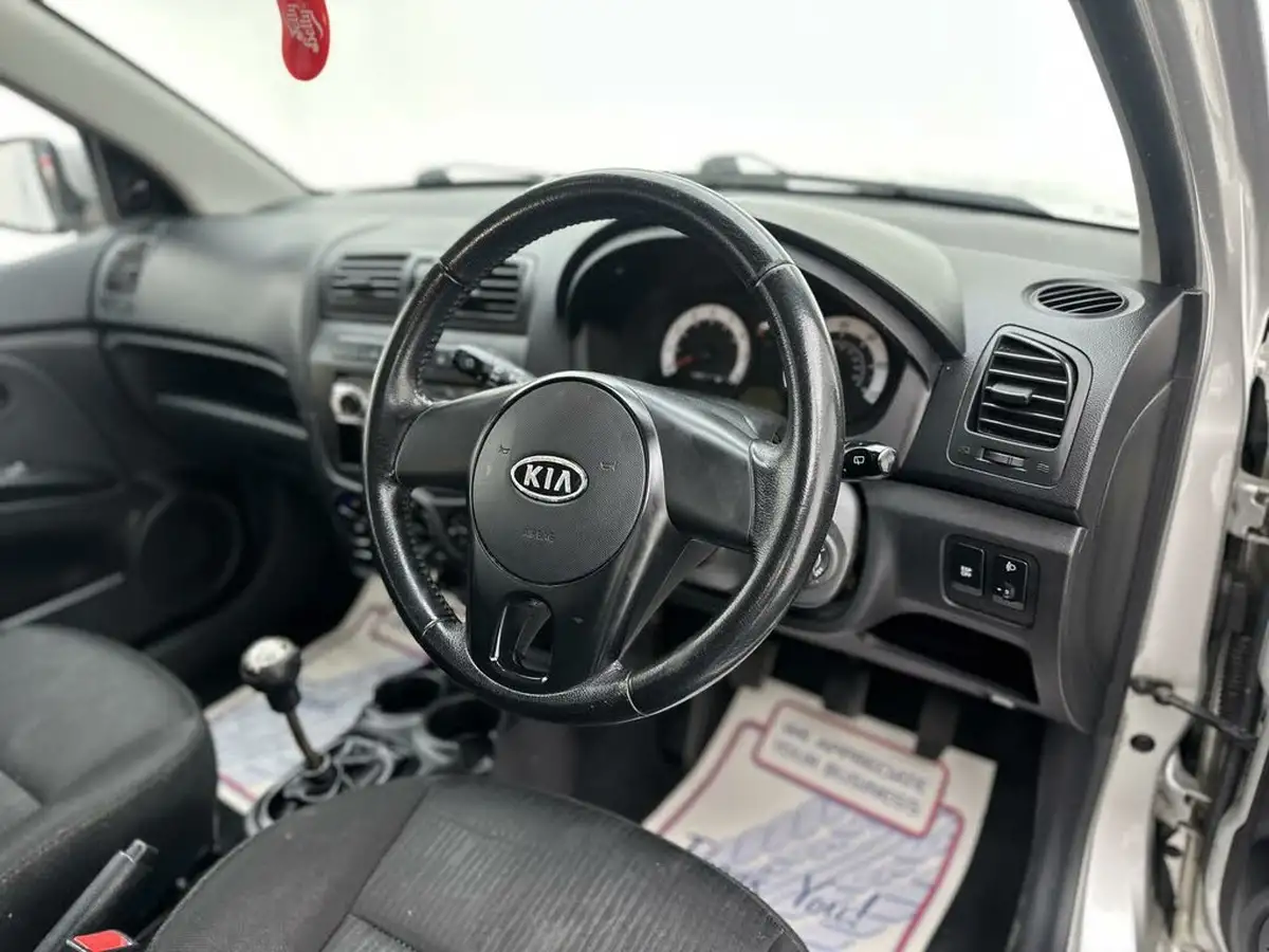 2011-kia-picanto-11-graphite-big-16