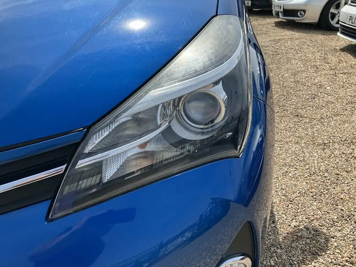 2015-toyota-yaris-133-icon-vvt-i-5d-big-16
