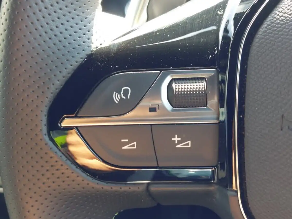 2024-peugeot-2008-suv-12-puretech-gt-130ps-eat8-big-13