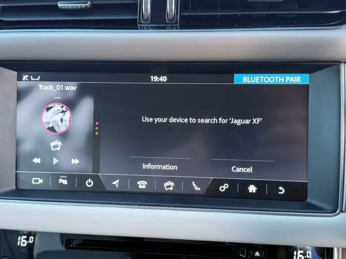 2017-jaguar-xf-20td-portfolio-180ps-awd-saloon-4d-1999cc-auto-big-32