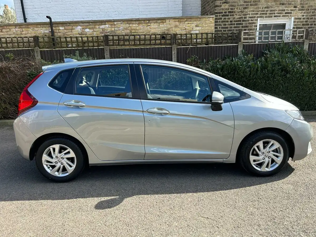 2016-honda-jazz-13-i-vtec-se-cvt-big-4