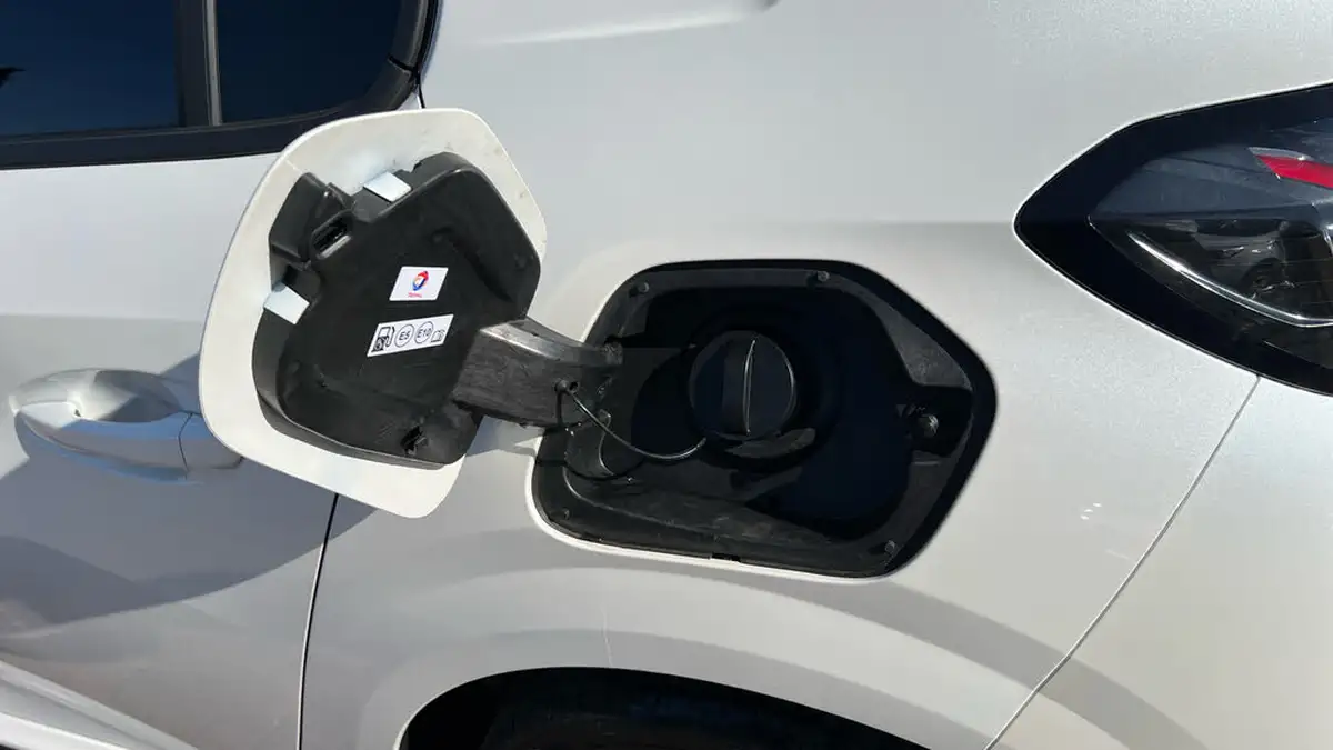 2022-peugeot-208-12-puretech-allure-premium-100ps-big-48