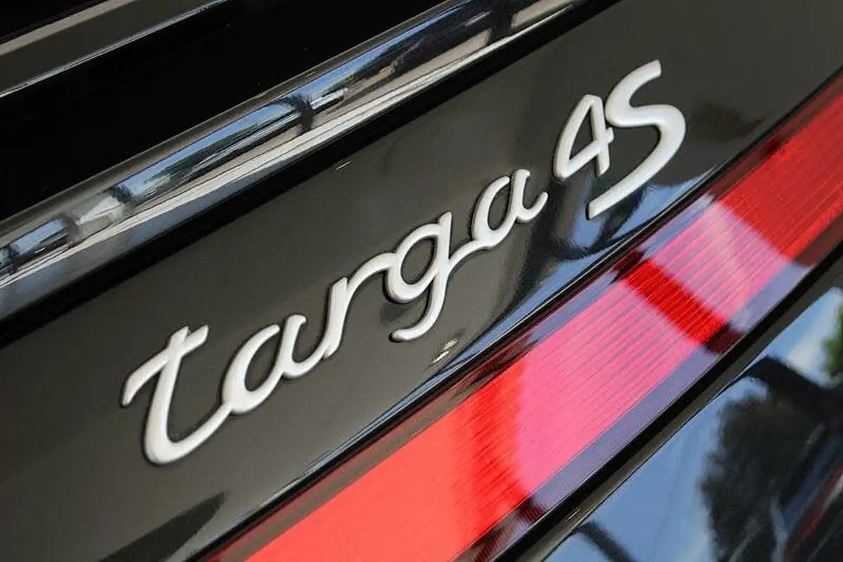2023-porsche-taycan-e-turbo-s-big-39
