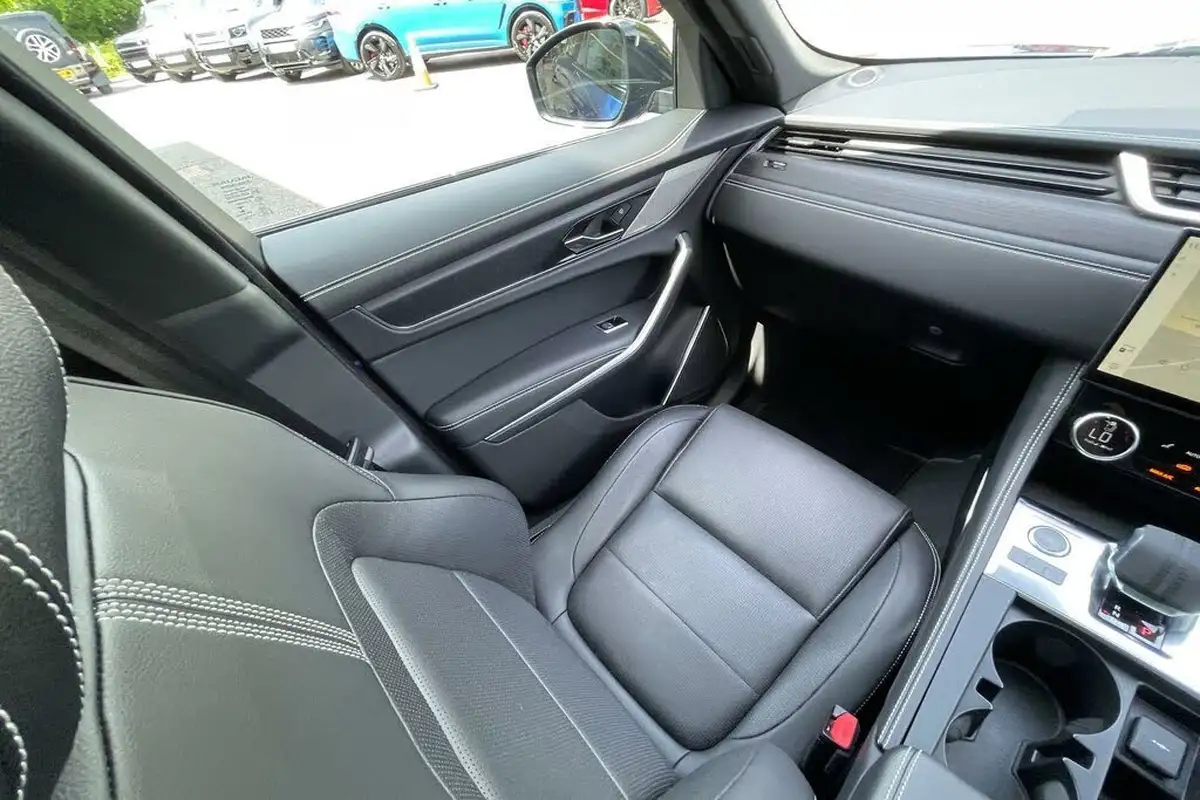 2022-jaguar-f-pace-20-d200-r-dynamic-black-big-12