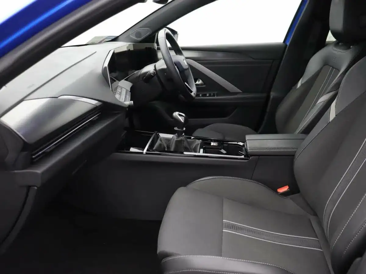 2023-vauxhall-astra-big-12
