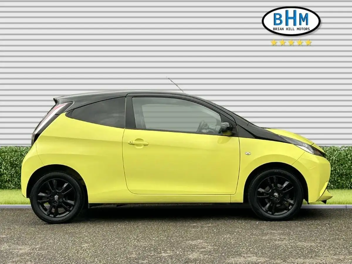 2016-toyota-aygo-10-vvt-i-x-cite-3-bi-tone-yellow-3d-big-1