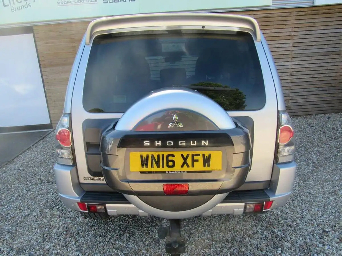 2016-mitsubishi-shogun-32td-barbarian-187bhp-4x4-station-wagon-3d-auto-big-11