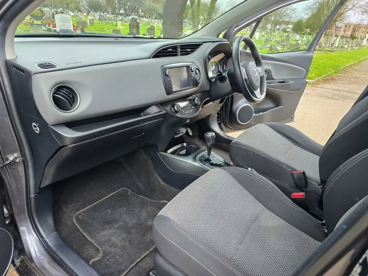 2015-toyota-yaris-15-vvt-i-icon-hybrid-big-19