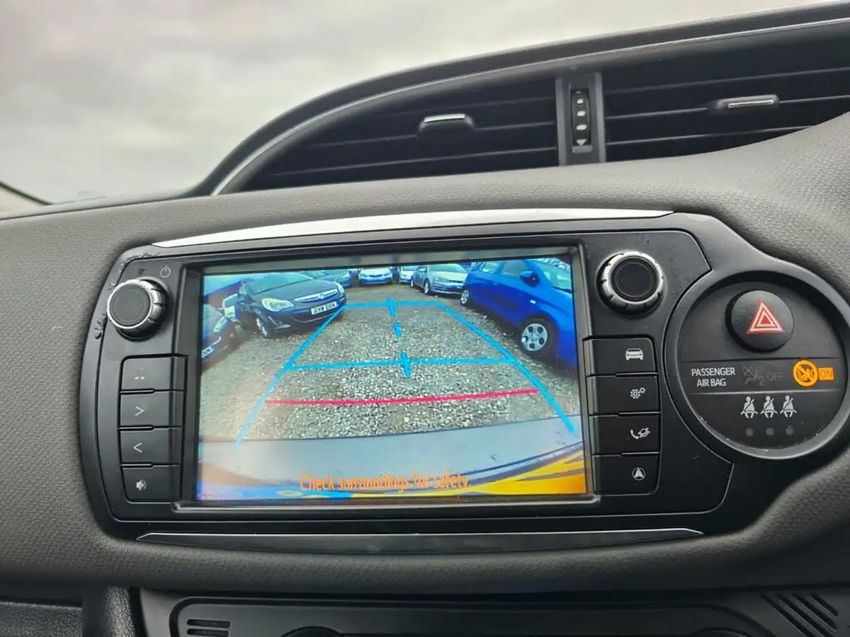 2015-toyota-yaris-15-vvt-i-icon-hybrid-big-43