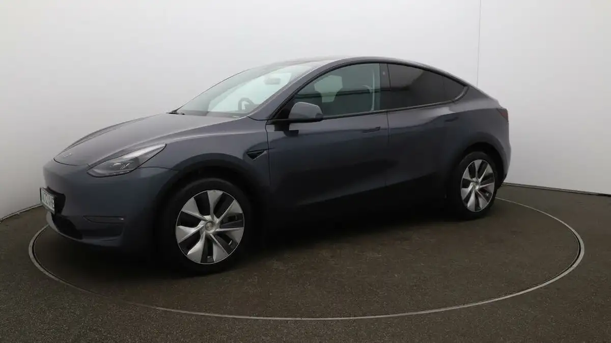 2022-tesla-model-y-e-long-range-big-65