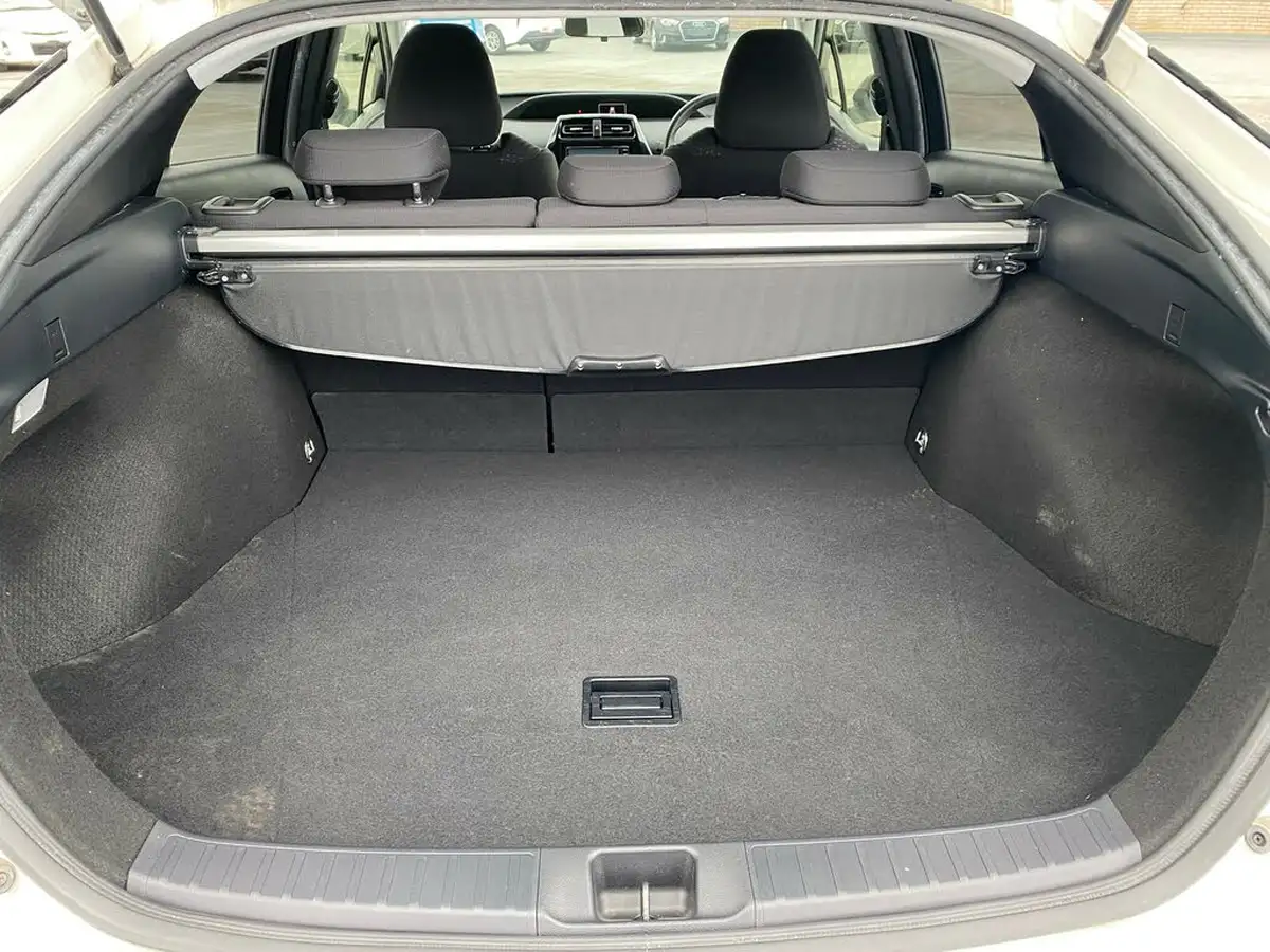 2017-toyota-prius-big-32