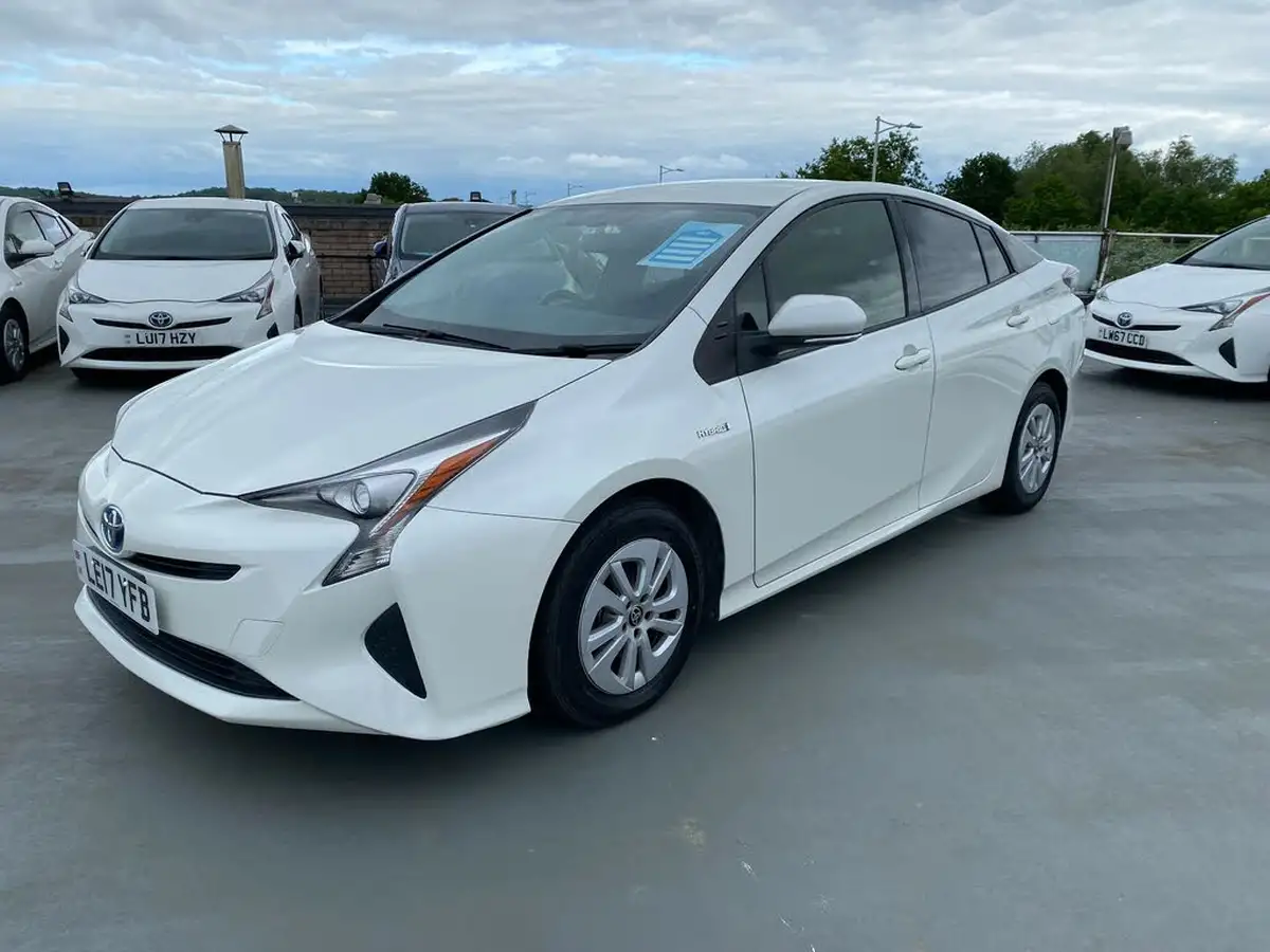 2017-toyota-prius-big-8