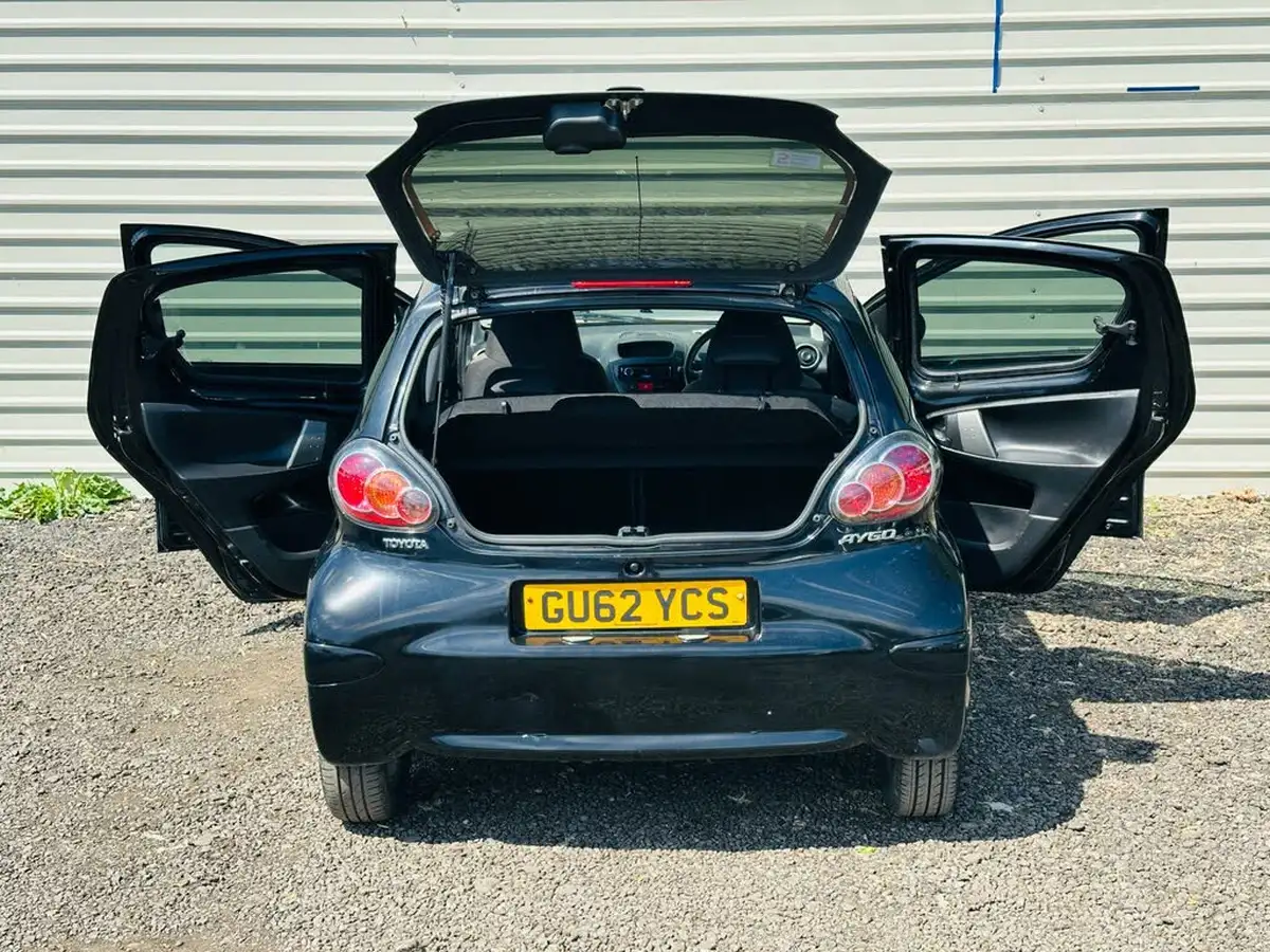 2012-toyota-aygo-10-aygo-fire-5d-big-24