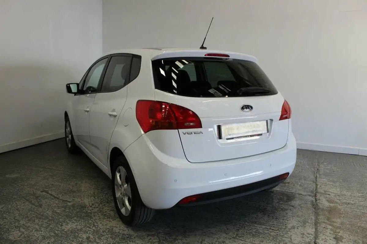 2011-kia-venga-16-3-auto-big-4