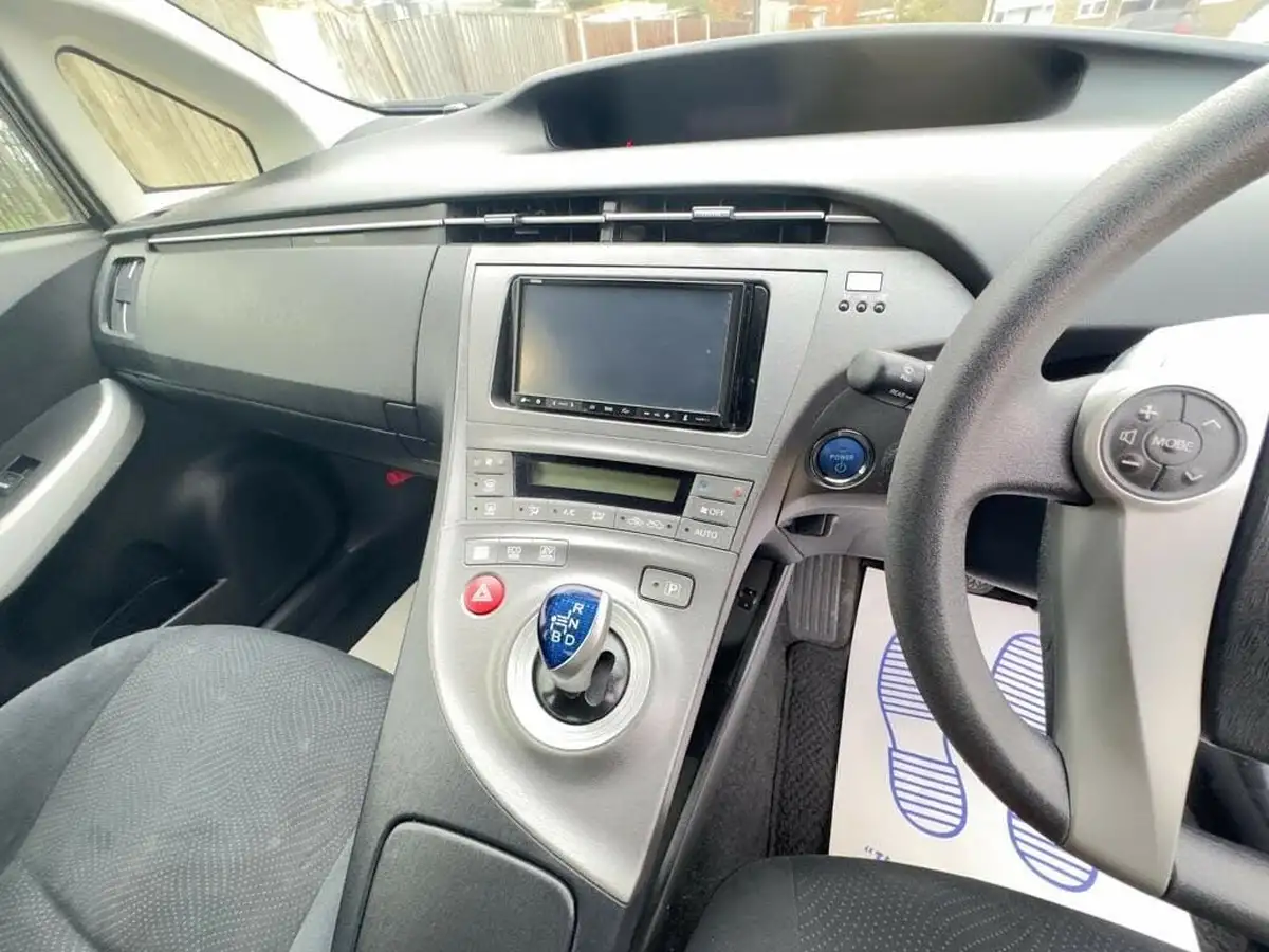 2012-toyota-prius-big-20