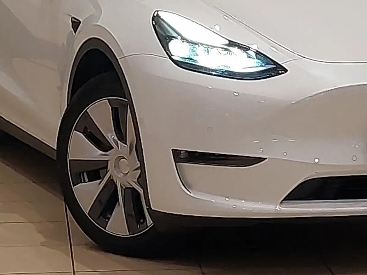 2022-tesla-model-y-e-long-range-big-8
