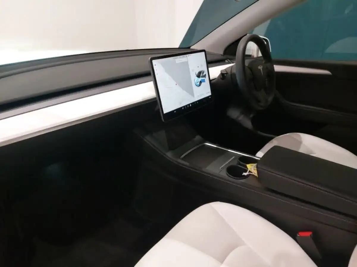 2022-tesla-model-y-e-long-range-big-4
